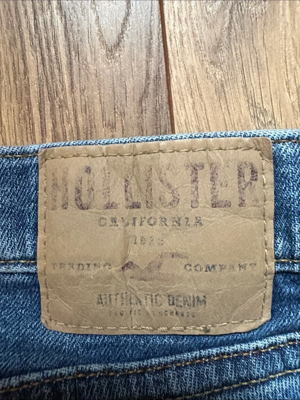 Hollister Men's Blue Distressed Straight Jeans